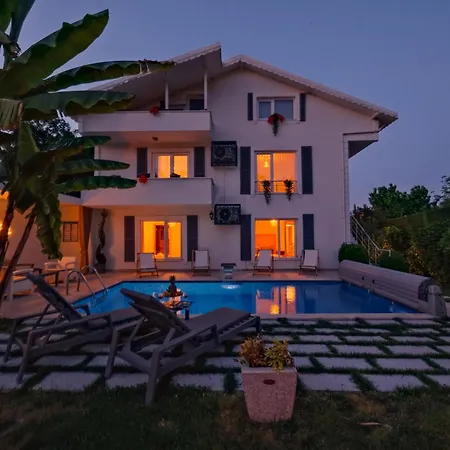 Atlas Muhafazakar Havuzlu, Mustakil Genis Bahceli וילה ספנג'ה